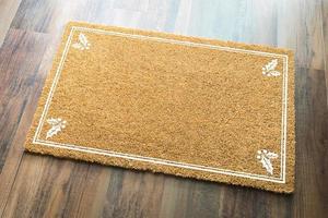 Tapis de bienvenue de vacances vierge avec houx sur fond de plancher de bois photo