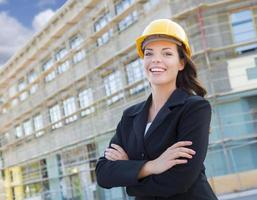 portrait d'une femme entrepreneur portant un casque sur un chantier de construction photo