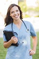 jeune femme adulte médecin ou infirmière tenant un pavé tactile photo
