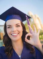 heureux, diplômé, race mélangée, femme, dans, casquette, et, robe photo