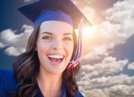 heureux, diplômé, race mélangée, femme, dans, casquette, et, robe photo