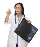 femme médecin ou infirmière appuyant sur le bouton ou pointant, salle de copie photo