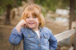 jolie jeune fille posant pour un portrait à l'extérieur photo