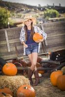 portrait de préadolescente au champ de citrouilles photo