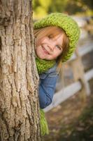 portrait d'une jolie jeune fille portant un foulard et un chapeau verts photo