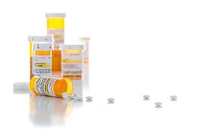 bouteilles de prescription de médicaments non propriétaires et pilules renversées isolées sur blanc photo