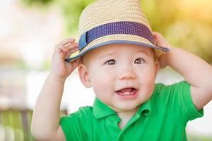 Portrait of a happy mixed race chinois et caucasien bébé garçon portant son chapeau photo
