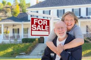 couple d'adultes seniors devant l'enseigne immobilière, maison photo