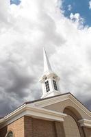 clocher de l'église au-dessous des nuages d'orage orageux inquiétants. photo