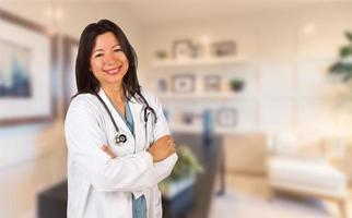 femme hispanique médecin ou infirmière debout dans son bureau photo