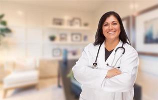 femme hispanique médecin ou infirmière debout dans son bureau photo