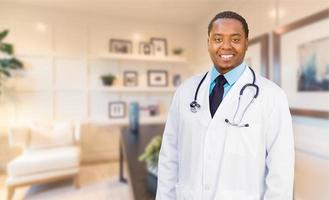 jeune médecin ou infirmière afro-américain debout dans son bureau photo