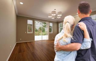 jeune couple adulte regardant la pièce vide de la nouvelle maison. photo