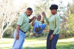 homme, femme et enfant photo