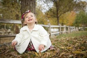 adorable petite fille jouant dans le parc photo