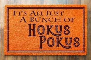 c'est tout un tas de hokus pokus halloween tapis de bienvenue orange sur fond de plancher en bois photo