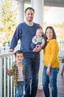 portrait de famille jeune métisse chinois et caucasien photo