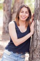 portrait de belle jeune femme ethnique à l'extérieur. photo