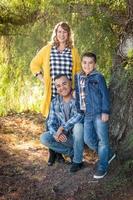 portrait de famille métisse à l'extérieur photo