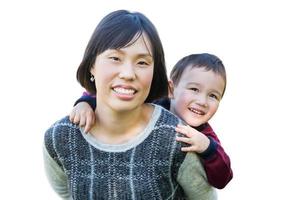 mère chinoise et enfant métis isolé sur fond blanc. photo