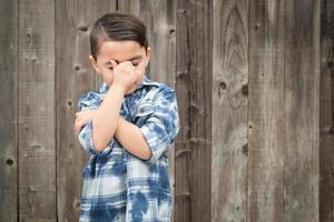 garçon métis frustré avec la main sur le visage photo