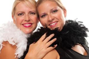 portrait de deux filles souriantes aux cheveux blonds photo