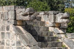 sculptures de proue de jaguar maya sur le site archéologique de chichen itza, mexique photo