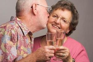 heureux couple de personnes âgées portant un toast photo