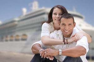 jeune couple hispanique heureux devant le bateau de croisière photo