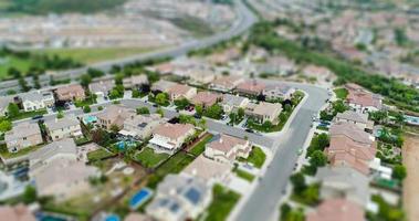 vue aérienne du quartier peuplé de maisons avec flou d'inclinaison photo