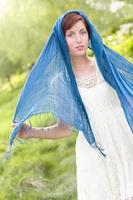 Jolie jeune femme aux yeux bleus aux cheveux rouges portrait en plein air photo