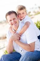 fils mignon avec son beau portrait de père photo