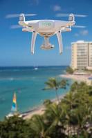 drone volant au-dessus de la plage de waikiki à hawaii photo