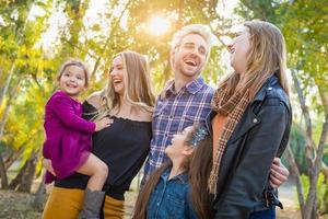 membres de la famille de race mixte s'amusant à l'extérieur photo