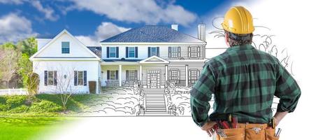 entrepreneur masculin avec casque et ceinture à outils regardant une combinaison de photo de dessin de maison personnalisée sur blanc.
