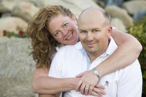 portrait de couple attrayant dans le parc photo