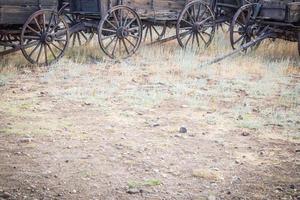 abstrait de wagons et de roues en bois antiques vintage. photo