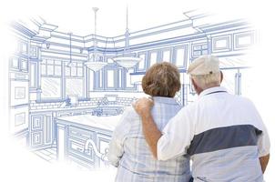 couple de personnes âgées regardant par-dessus le dessin de conception de cuisine personnalisée bleu photo