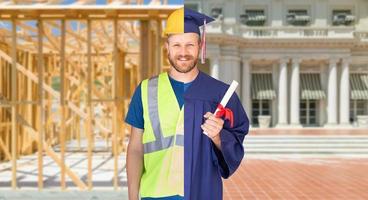 écran partagé diplômé masculin en bonnet et robe pour ingénieur dans le concept de casque photo