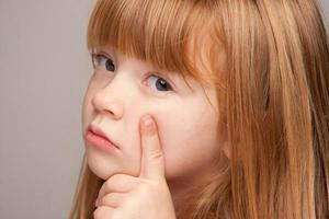 portrait d'une adorable fille aux cheveux rouges photo