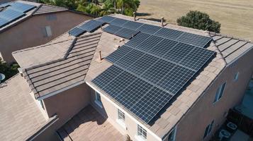 panneaux solaires installés sur le toit d'une grande maison photo