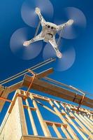 drone quadcopter volant et inspectant le chantier de construction photo