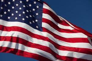 drapeau américain flottant au vent contre un ciel bleu profond photo