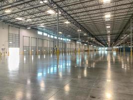 intérieur massif d'entrepôt industriel vide photo