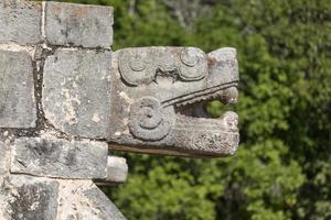 sculptures de proue de jaguar maya sur le site archéologique de chichen itza, mexique photo