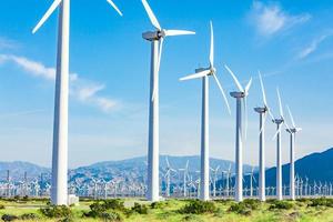 ferme éolienne spectaculaire dans le désert de californie. photo