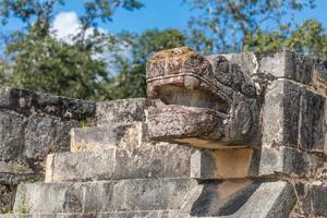 sculptures de proue de jaguar maya sur le site archéologique de chichen itza, mexique photo