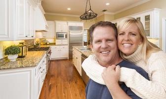 couple heureux à l'intérieur d'une belle cuisine personnalisée photo