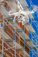 drone quadcopter volant et inspectant le chantier de construction photo