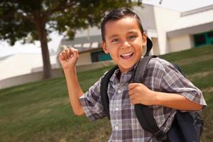 heureux jeune garçon hispanique prêt pour l'école photo